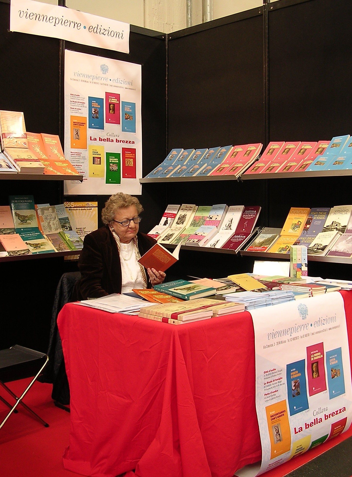 Vanna Massarotti Piazza allo stand Viennepierre Edizioni del Salone del libro di Torino, 2003.
